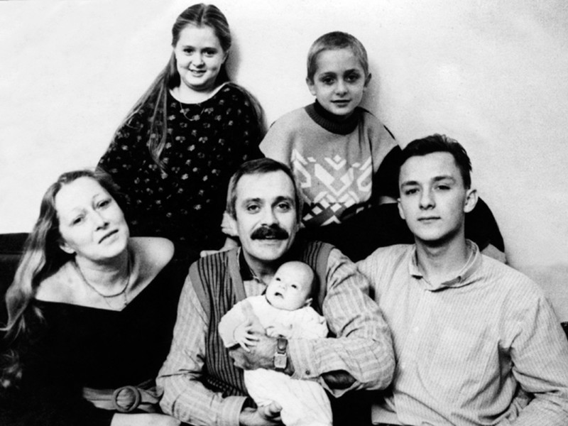 «Отец наказывал за каждую провинность»: два брака, четверо детей и внучка. Как живёт Артем Михалков