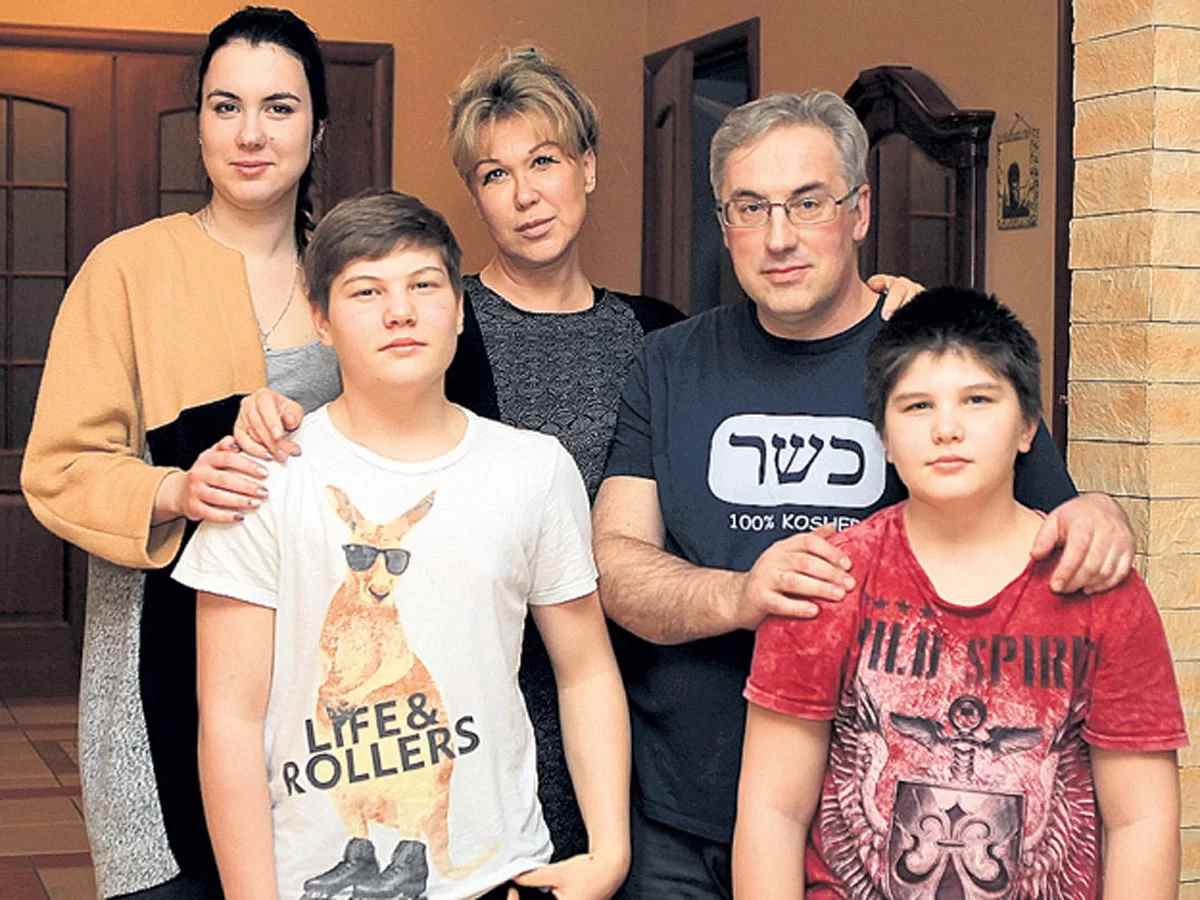 «Юльчонки больше нет»: как Андрей Норкин пережил потерю жены, снова женился и стал дедушкой пятого внука