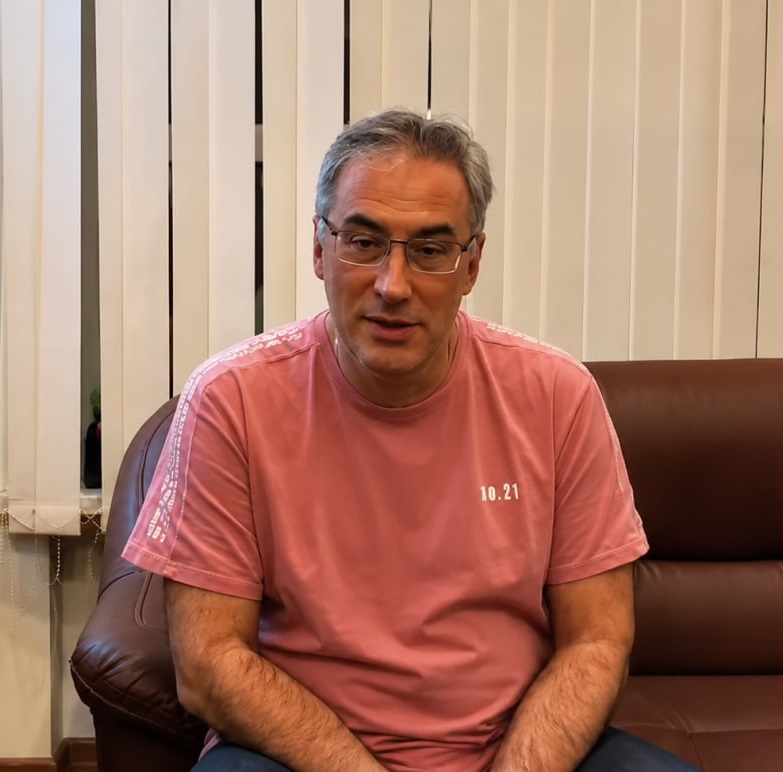 «Юльчонки больше нет»: как Андрей Норкин пережил потерю жены, снова женился и стал дедушкой пятого внука