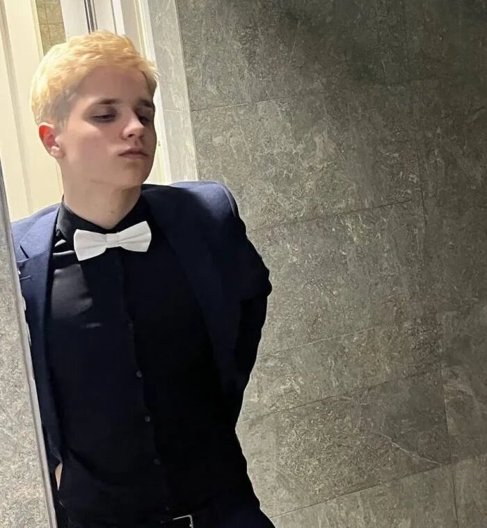 Татуировка на лице, крашенные волосы и рэп: каким вырос 19-летний сын Татьяны Булановой
