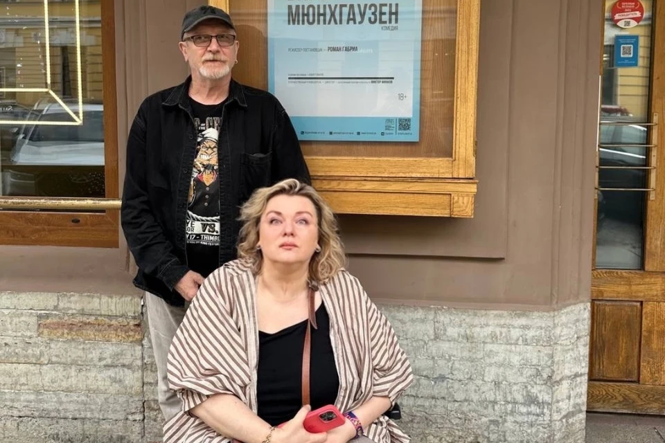 Жена прикована к инвалидному креслу, а сам он должен 700 тысяч: как сложилась жизнь Виктора Бычкова