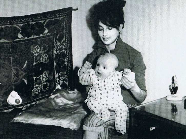 Осталась на улице без денег, с детьми и с миллионными долгами: почему Жанна Эппле живёт на 24 тысячи рублей